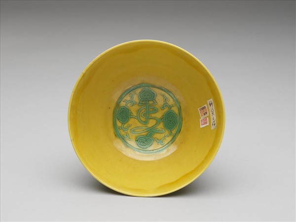 黃地綠彩龍鳳紋碗