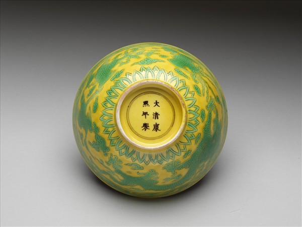 黃地綠彩龍鳳紋碗