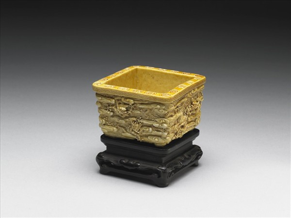 嬌黃凸雕九龍紋方盂 「吳為製」款