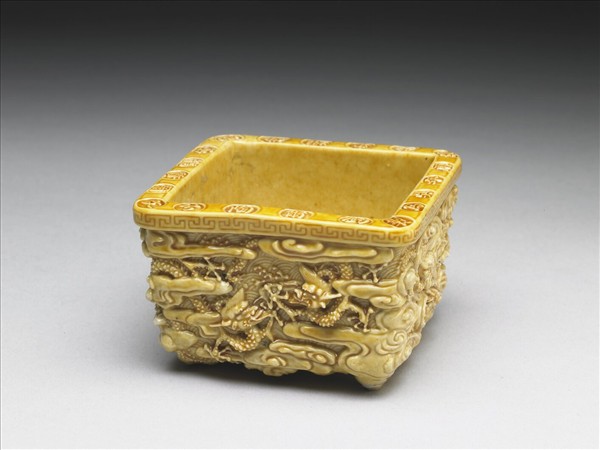 嬌黃凸雕九龍紋方盂 「吳為製」款