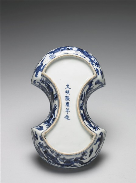 青花雲龍紋銀錠式盒