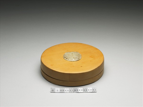 黃楊嵌玉圓形木盒