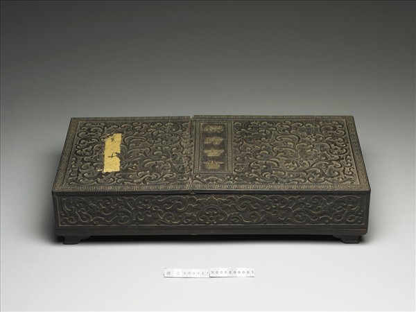 紫檀嵌玉纏枝花卉紋木盒