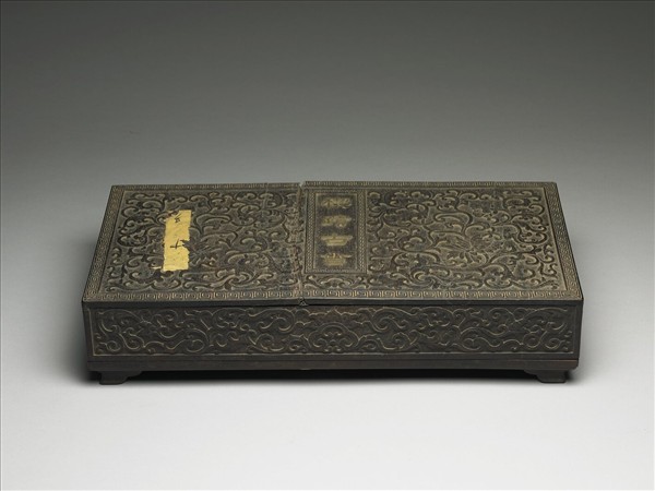 紫檀嵌玉纏枝花卉紋木盒