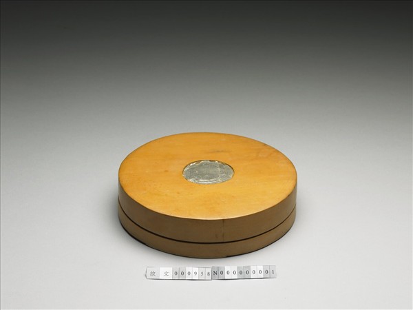 黃楊嵌玉圓形木盒