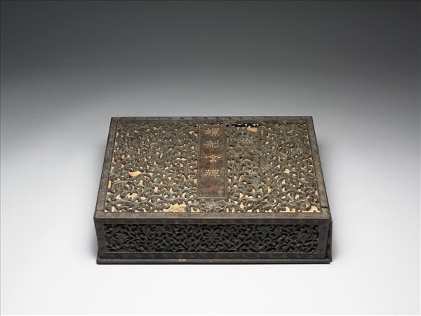 紫檀纏枝花卉紋木盒