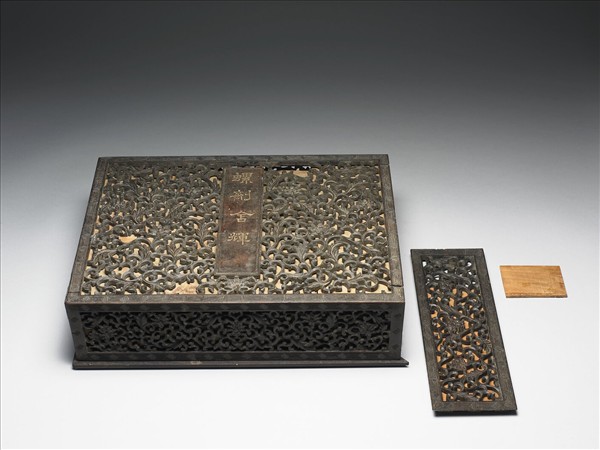 紫檀纏枝花卉紋木盒