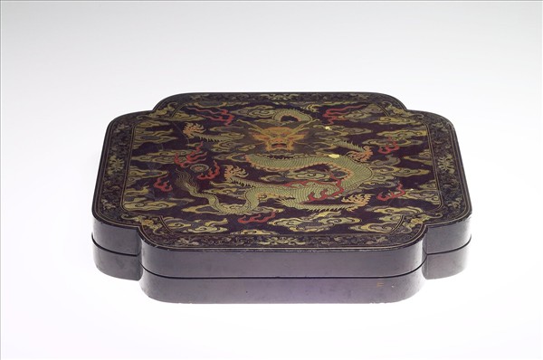 金漆龍紋木盒