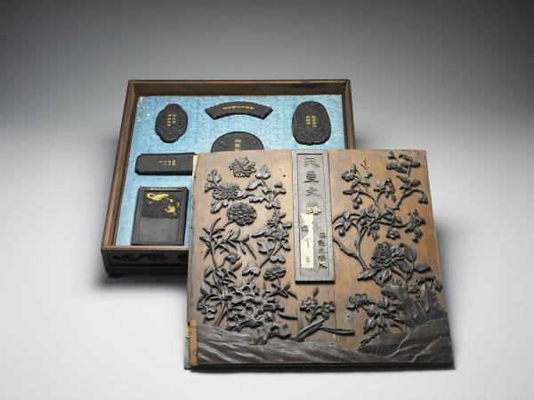 御製延趣樓藏「與茶奚必較新陳」鳳紋墨