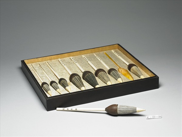 「萬國來朝」象牙桿斗筆