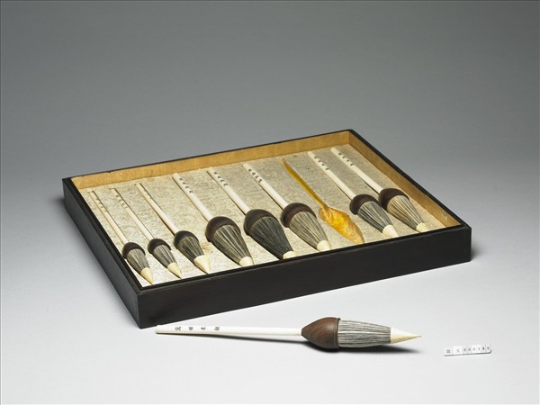 「萬國來朝」象牙桿斗筆