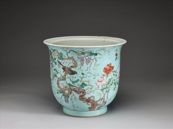 粉彩藍地紫藤花鳥紋花盆