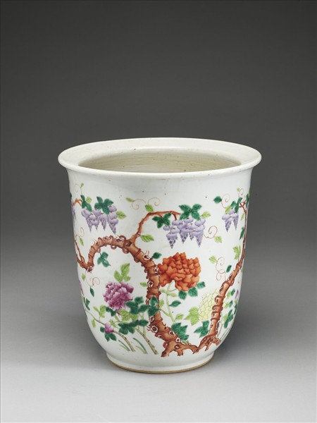 粉彩紫藤牡丹紋花盆