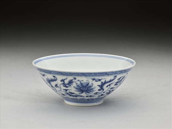 青花番蓮紋碗
