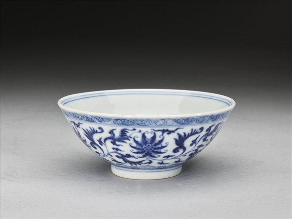青花番蓮紋碗