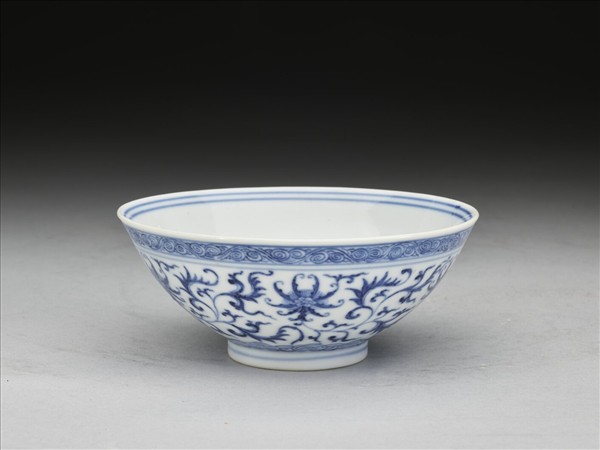青花番蓮紋碗