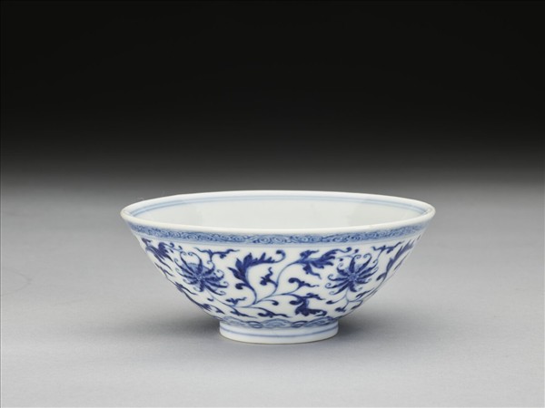 青花番蓮紋碗