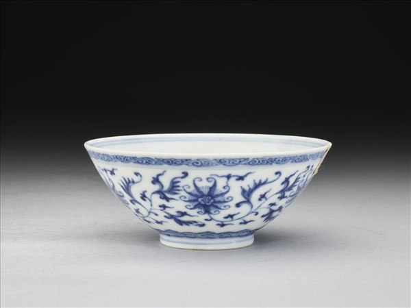 青花番蓮紋碗