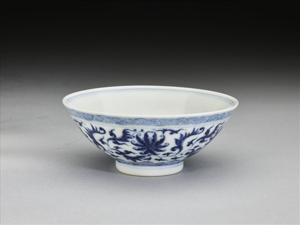 青花番蓮紋碗