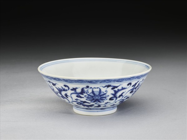 青花番蓮紋碗