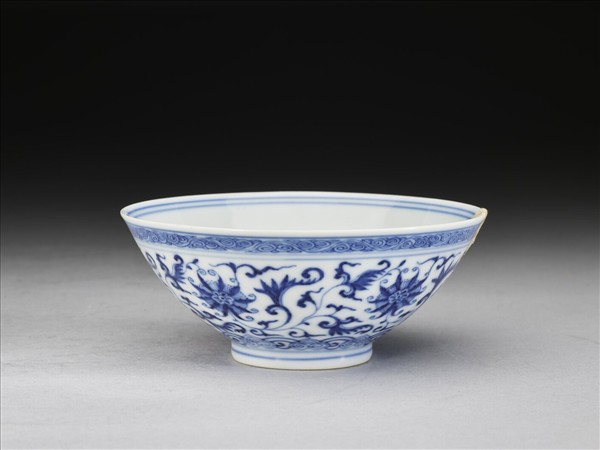 青花番蓮紋碗