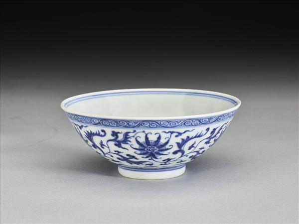 青花番蓮紋碗