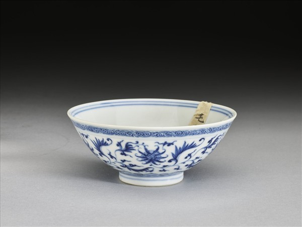 青花番蓮紋碗