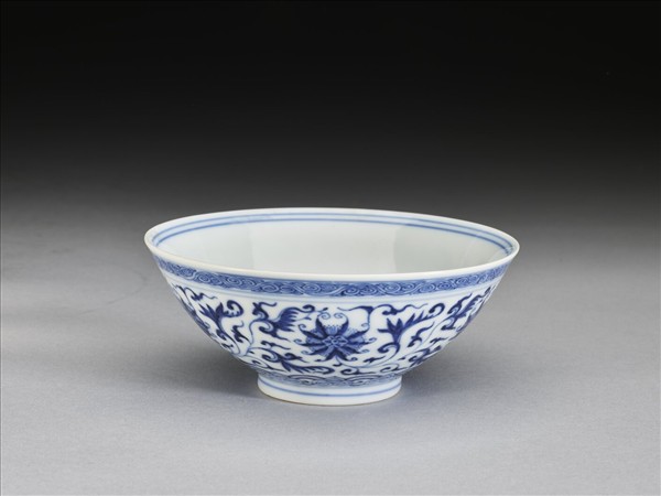 青花番蓮紋碗
