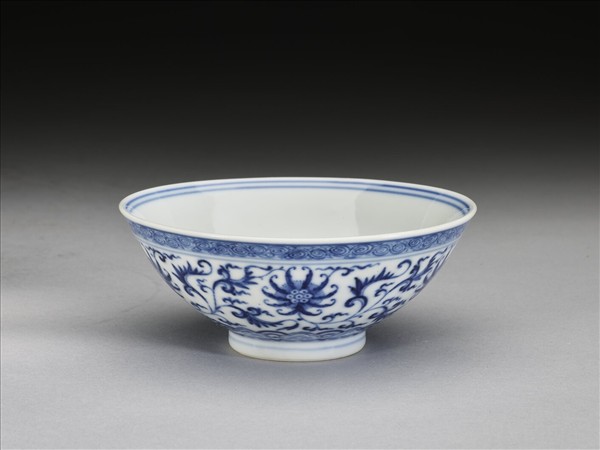 青花番蓮紋碗
