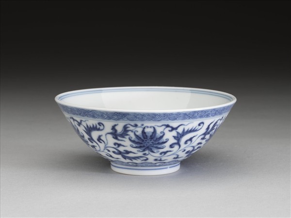 青花番蓮紋碗