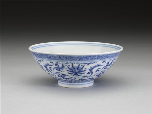 青花番蓮紋碗