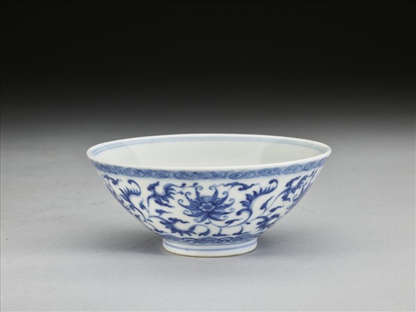 青花番蓮紋碗