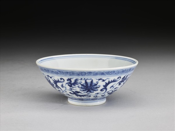青花番蓮紋碗