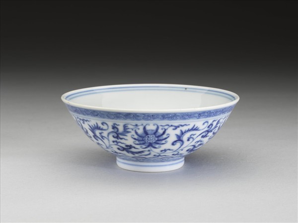 青花番蓮紋碗