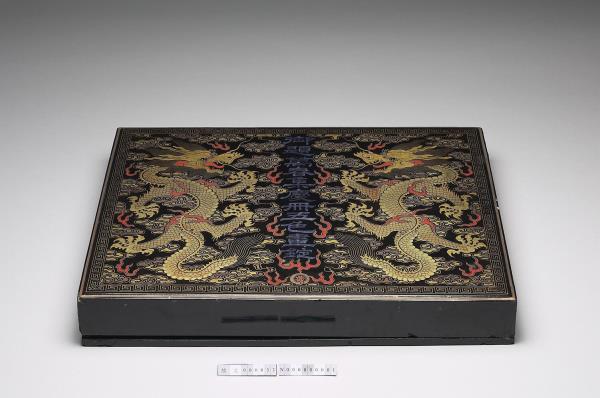 黑漆描金嵌螺鈿雙龍紋盒
