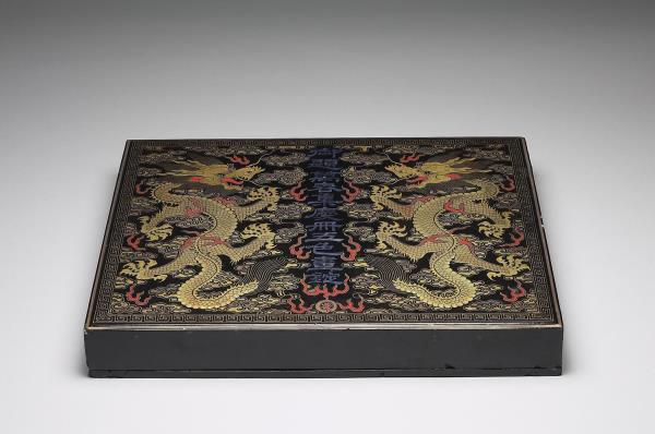 黑漆描金嵌螺鈿雙龍紋盒