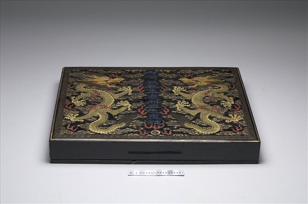 黑漆描金嵌螺鈿雙龍紋盒