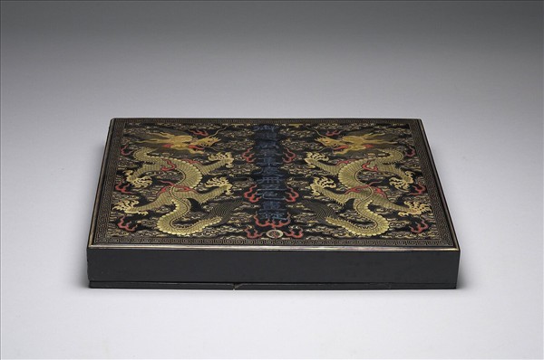 黑漆描金嵌螺鈿雙龍紋盒