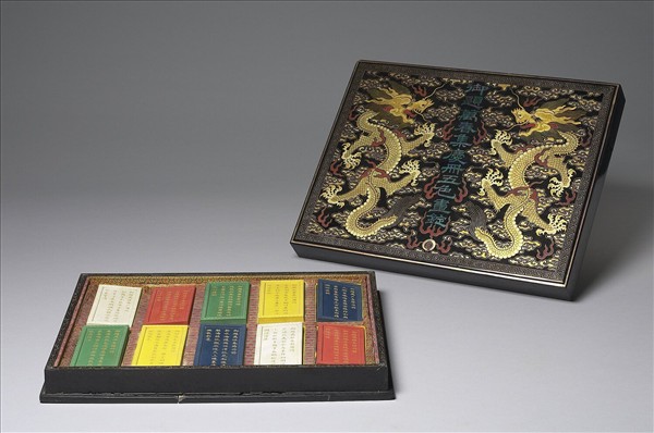 黑漆描金嵌螺鈿雙龍紋盒