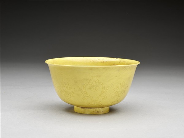 黃釉番蓮紋碗