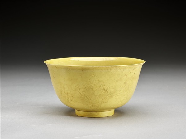 黃釉番蓮紋碗