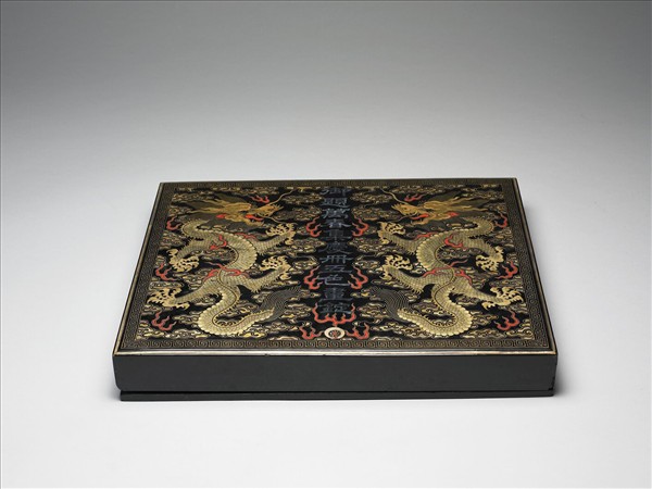 黑漆描金嵌螺鈿雙龍紋盒