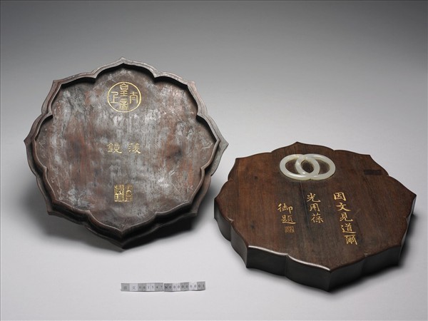 鑲白玉稜形紫檀木盒