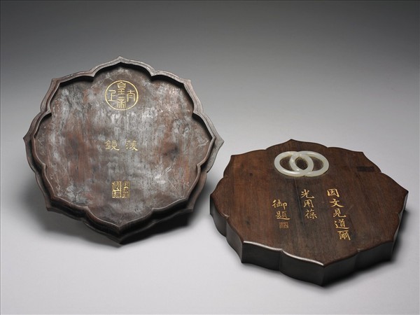 鑲白玉稜形紫檀木盒