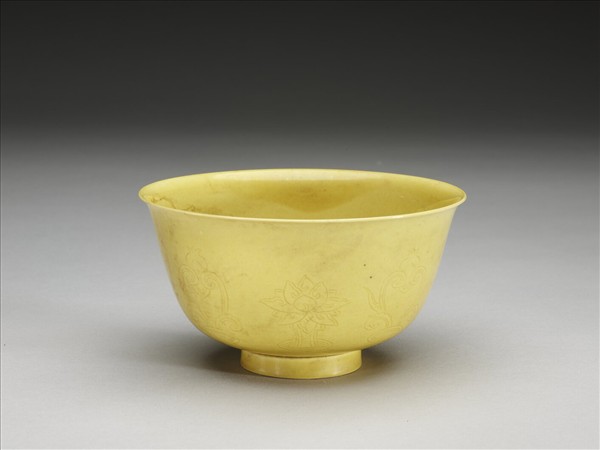黃釉番蓮紋碗