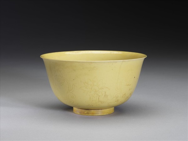 黃釉番蓮紋碗