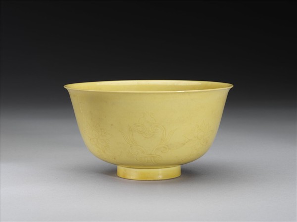 黃釉番蓮紋碗