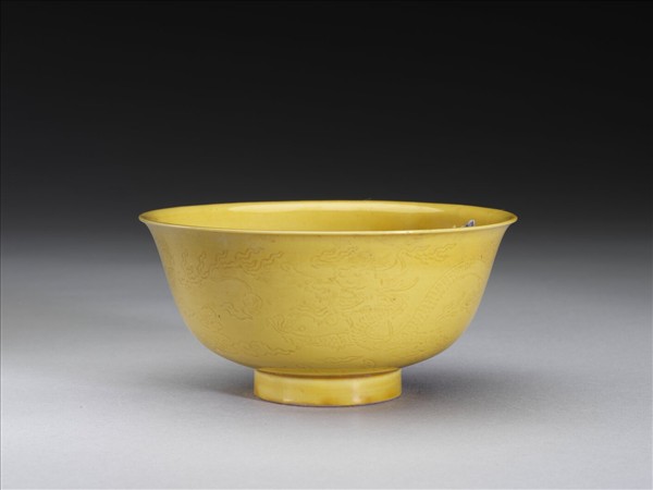 黃釉暗龍紋碗