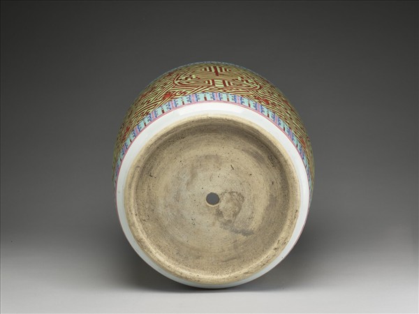 粉彩黃地福壽花盆