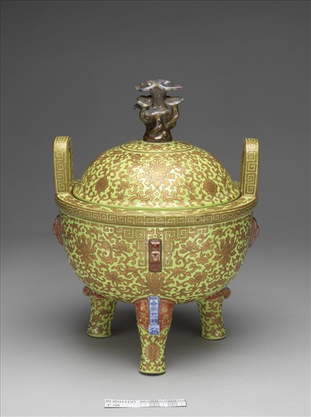 黃地描金番蓮紋鼎式爐